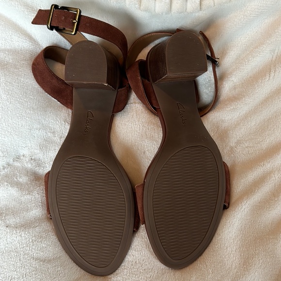 NWOT Clarks Artisan Women's Ralene Sheen Brown Buckle Ankle Strap Block Heels - Picture 3 of 4